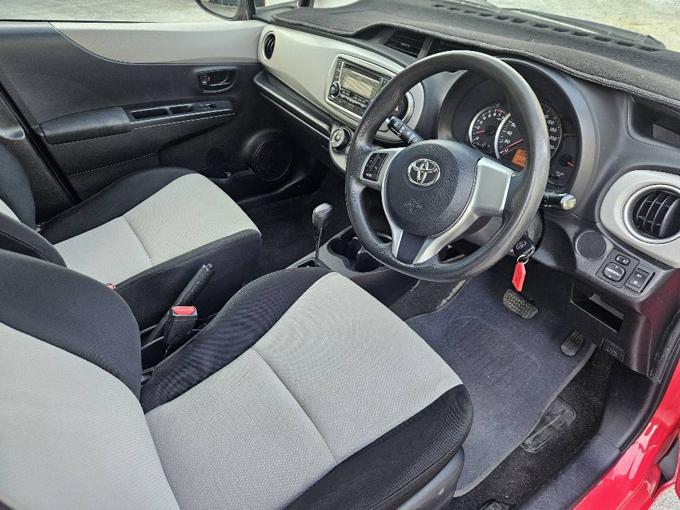 2013 Toyota yaris yr 5 door automatic9.jpg